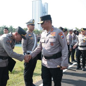 Kapolda Jatim Beri Penghargaan untuk 263 Personel dan KPLB bagi Bripda Ahmad Ricky