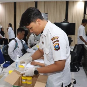 Polres Pelabuhan Tanjungperak Lakukan Pemeriksaan Kesehatan untuk Petugas SPPG