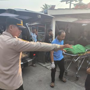 ‎Polsek Mauk Cek TKP Anak Bunuh Ayah Kandung, Terduga Pelaku Diamankan   