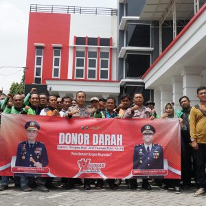 Setetes Darah untuk Kemanusiaan, Polres Gresik Gandeng Media dan Ojol Rayakan HUT Humas Polri ke 74