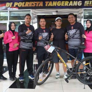 Hari Jadi ke-74 Humas Polri, Polresta Tangerang Gowes, Senam, dan Baksos Yatim Bareng Wartawan   