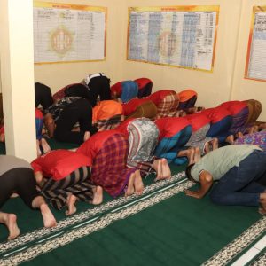 Pastikan Hak Ibadah Terpenuhi, Kapolresta Tangerang Shalat Berjamaah Bareng Tahanan