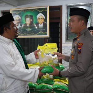 Peringati Hari Santri, Polres Tulungagung Salurkan Bantuan 15 ton Beras untuk 60 Pondok Pesantren