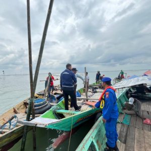 Cegah Konflik Antar Nelayan Satpolairud Polres Gresik Bongkar Dua Rumpon di Perairan Utara