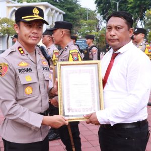 Wujud Apresiasi, Kapolres Gresik Beri Penghargaan kepada 25 Personel dan Warga yang Berdedikasi