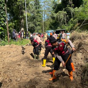 Polres Batu Terjunkan Puluhan Personel Tangani Longsor di Ngantang, Akses Malang -Blitar Kembali Lancar*