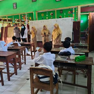 Senyum Ceria Pelajar Sambut Makan Bergizi Gratis dari Polres Ngawi