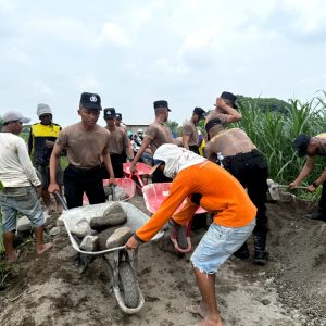 Siswa Diktukba SPN Polda Jatim Beri Manfaat Nyata, Bantu Pembangunan Akses Jalan Petani di Kediri