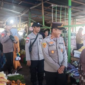 Kapolsek Labakkang Pimpin Patroli Dialogis Dan Pengamanan Di Pasar Tradisional 