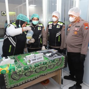Tim Dokkes Polres Magetan Uji Food Safety di SPPG Poncol