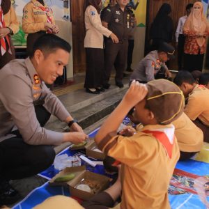 SPPG Polres Madiun Sajikan Menu Nasi Pecel Bergizi untuk Pelajar