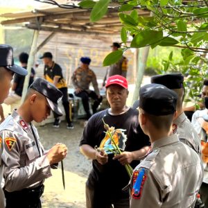 Cegah Abrasi, Siswa Diktukba SPN Polda Jatim Tanam Mangrove dan Berbagi Bansos