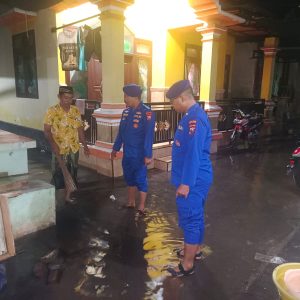 Polisi Ajak Warga Pesisir Situbondo Jaga Kebersihan Lingkungan dan Waspada Banjir Rob