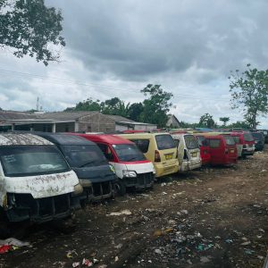 Warga Resah, Deretan Angkot Rusak Teronggok di Pinggir Permukiman Serdang Kulon   