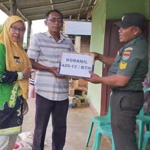 Wujud Nyata TNI Peduli, Koramil Batanghari Serahkan Bantuan Korban Angin Puting Beliung