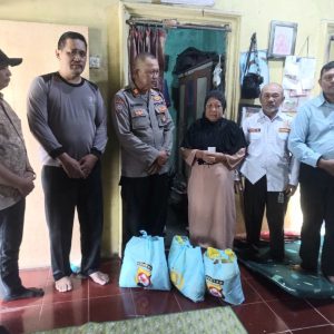 Polisi Hadir di Rumah Duka, Wakasat Binmas Polresta Tangerang Bertakziah Ke Rumah Anggota Pokdarkamtibmas Sektor Balaraja