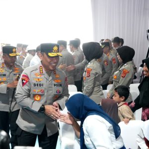 Wakapolri Berikan Santunan dan Bakti Sosial Kepada Warga Sekitar SMA Kemala Taruna Bhayangkara Bogor