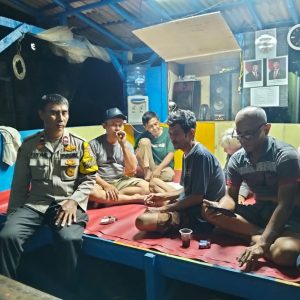 Bhabinkamtibmas Kelurahan Sukamulya Sambangi Satkamling, Sampaikan Pesan Kamtibmas