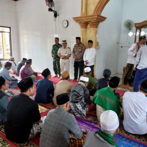 Kapolsek Kresek Sholat Jum’at Keliling di Desa Rancagede sekaligus berikan pesan Kamtibmas 