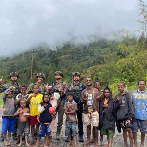 Personel Ops Damai Cartenz Tebar Keceriaan Bersama Anak-Anak di Distrik Bibida, Paniai