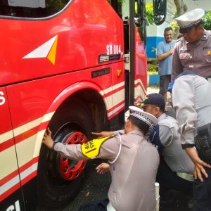 Operasi Zebra Semeru Polres Malang Gelar Ramp Check di Terminal Kepanjen