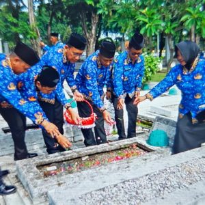 Sambut HUT Korpri ke-54, ASN Polda Jatim Ziarah ke TMP