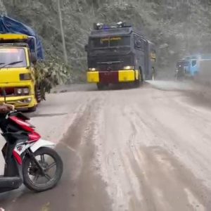 Polres Lumajang Kerahkan Mobil AWC, Bersihkan Sisa Lumpur APG Semeru di Jembatan Besuk Koboan
