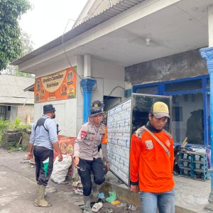 Satbrimob Polda Jawa Timur Perkuat Operasi Kemanusiaan Pasca Erupsi Semeru