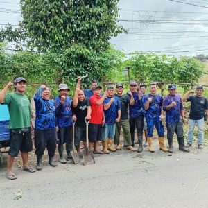 Gotong Royong Yang Dilakukan Oleh Ormas Badak Banten Ranting Desa Pasir Melaksanakan Kegiatan Memberisihkan Saluran air Yang Ada Di jalan Dua Desa