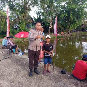Bhabinkamtibmas Pantau Giat “Fishing Party” Untuk Ciptakan Suasana Kondusif