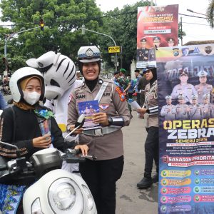 Operasi Zebra Semeru Polres Magetan Berbagi Bunga dan Coklat Ajak Warga Tertib Lalin