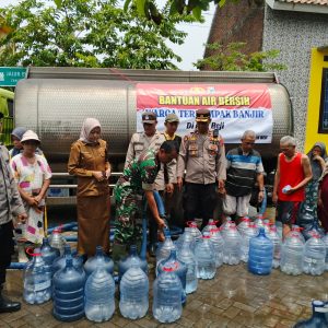 Polsek Beji Salurkan 9 Ribu Liter Air Bersih untuk Warga Terdampak Banjir di Kedungringin