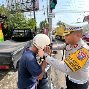 Operasi Zebra Semeru Polresta Malang Kota Bagikan 100 Helm Gratis