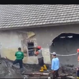 Polda Jatim Bantu Bersihkan Endapan Lahar Dingin Pascaerupsi Gunung Semeru