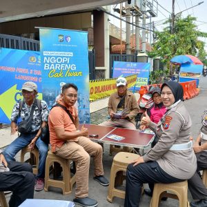 Ditlantas Polda Jatim Ngopi Bareng Warga Sosialisasi Tertib Lalin di Operasi Zebra Semeru