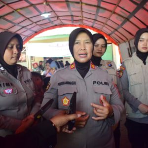 Polres Lumajang Dampingi Anak-anak Pengungsi Semeru: Beri Hiburan dan Pulihkan Trauma