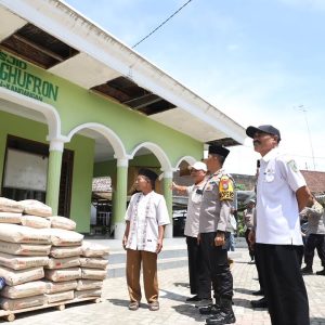 Polres Kediri Salurkan Puluhan Karung Semen Dukung Pembangunan Masjid