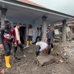 Polisi Bersihkan Rumah Warga Terdampak Erupsi Gunung Semeru di Lumajang