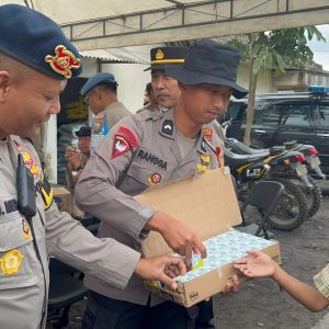 Polisi Berbagi Snack dan Susu untuk Pelajar Terdampak Erupsi Gunung Semeru*