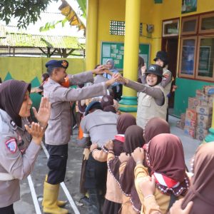 Polisi Gelar Trauma Healing dan Berbagi Snack untuk Pelajar Terdampak Erupsi Gunung Semeru