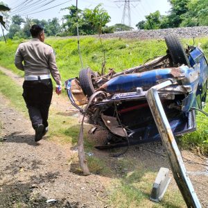 Unit Laka Polres Pasuruan Bergerak Cepat Tangani Tabrakan Mobil–Kereta di Beji, Empat Meninggal Dunia