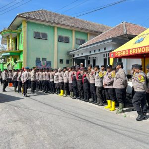 Polda Jatim Libatkan Personel Gabungan Perbaiki Tanggul Sungai di Curah Kobokan Lumajang
