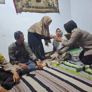 Kasat Binmas Polres Pasuruan Takziah ke Korban Meninggal Kecelakaan KA Mutiara Timur di Gununggangsir