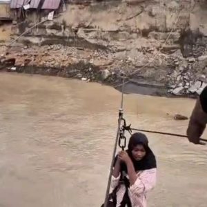 Brimob Aceh Pasang Tali Sling pada Jembatan Putus dan Geser Speed Boat untuk Mendukung Mobilitas Warga di Bireuen