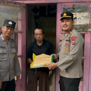 Aksi Peduli Polsek Wringinanom: Jumat Berbagi Sasar Warga Kurang Mampu