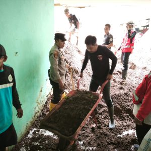 Anggota Polsek Nongkojajar dan Warga Evakuasi Korban Longsor di Tlogosari
