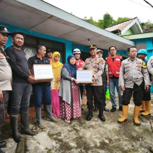 Polres Pasuruan Salurkan Bantuan Sosial kepada Keluarga Korban Longsor Tlogosari