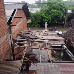 Ratusan Rumah Rusak Diterjang Puting Beliung, Polres Gresik dan BPBD Sigap Bantu Warga