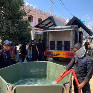 Polri Salurkan Air Bersih dan Bagikan Masker untuk Warga Terdampak Banjir di Nagan Raya
