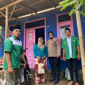 Kapolsek Lumbang dan Ansor Salurkan Sedekah untuk Lansia dan Dhuafa di Desa Pancur